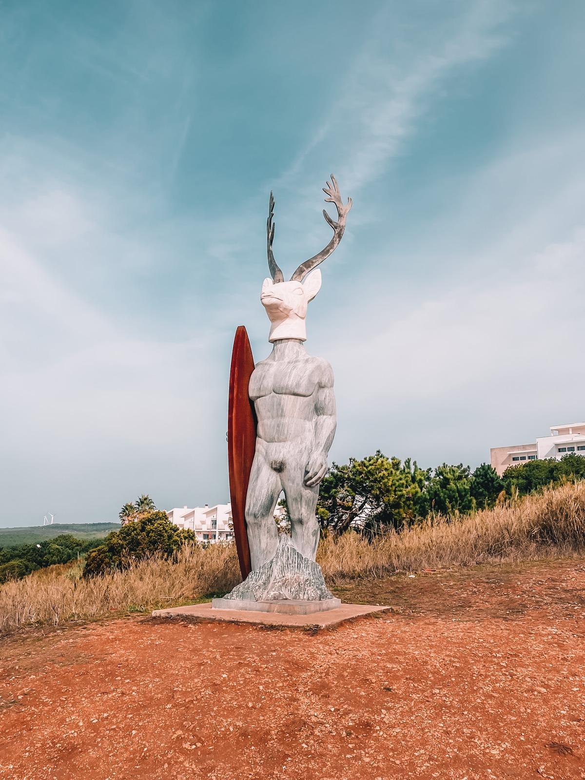 Standbeeld bij Praia do Norte in Nazare.