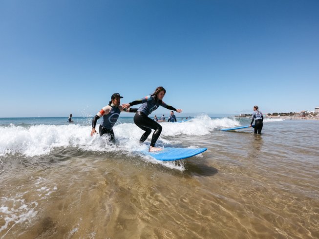 Surfles met deskundige instructeur en enthousiaste studenten
