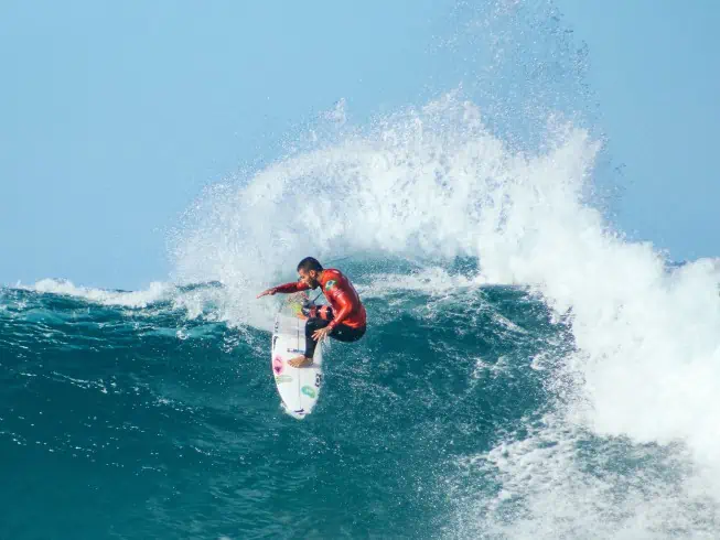 Energieke surfer presteert uitstekend tijdens wedstrijd