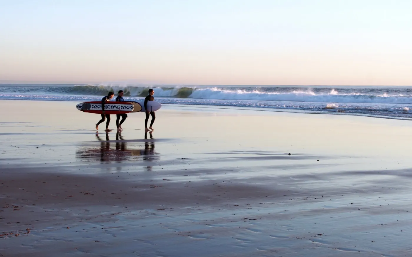 Surfers op zoek naar de ultieme golven in Portugal