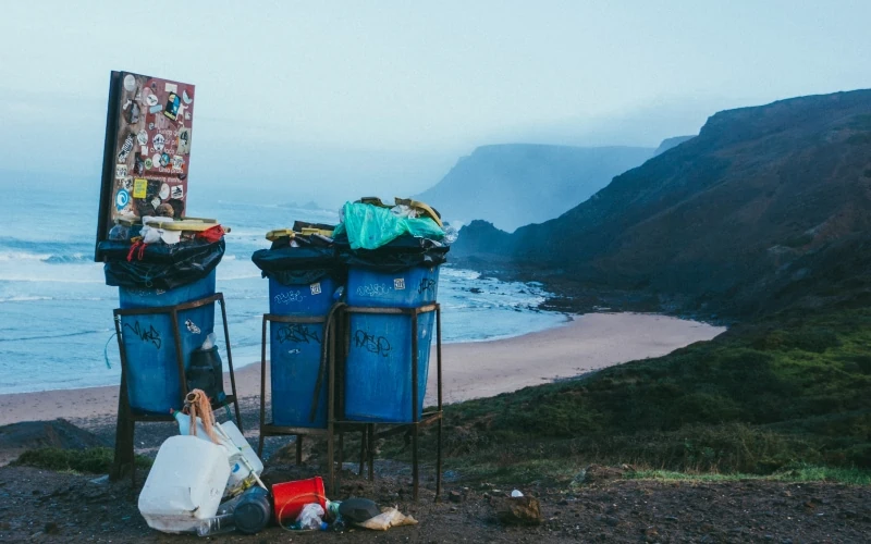 Overvolle vuilnisbakken langs de kust van Portugal