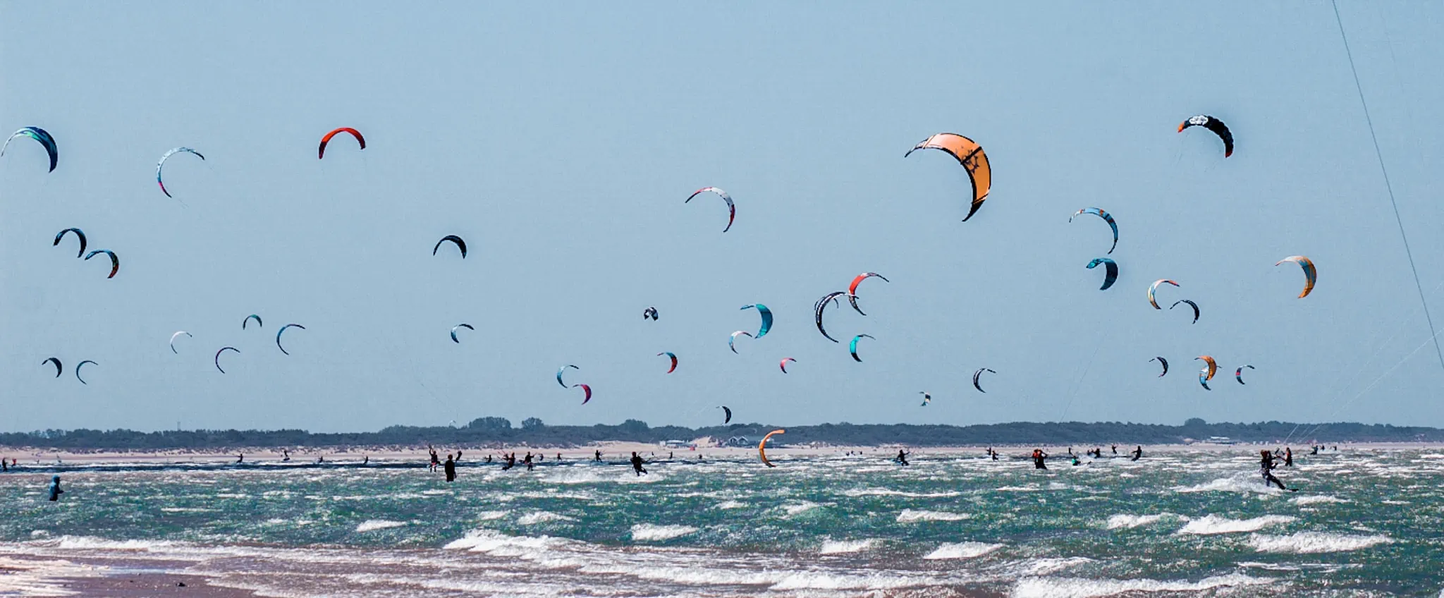 Drukke plek met kitesurfers, hier is het extra belangrijk om de kite surfregels toe te passen.